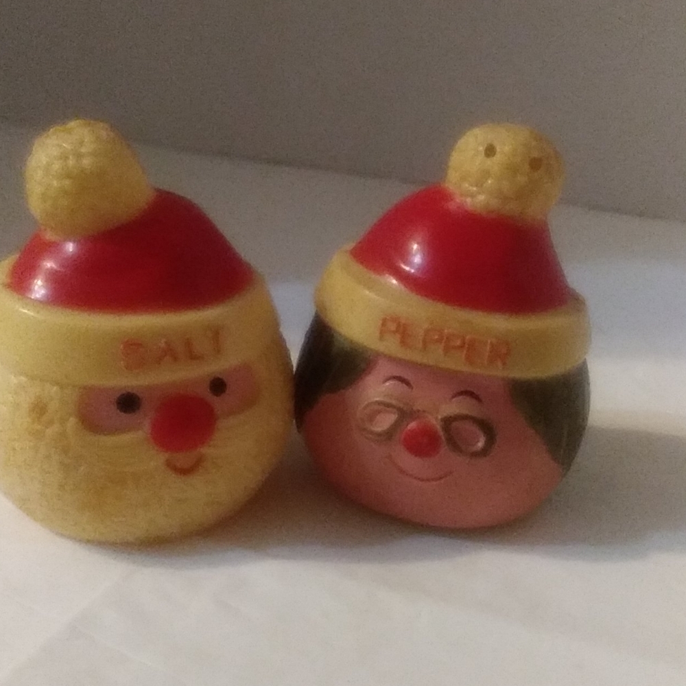 1976 Mr. & Mrs. Santa head salt & pepper set